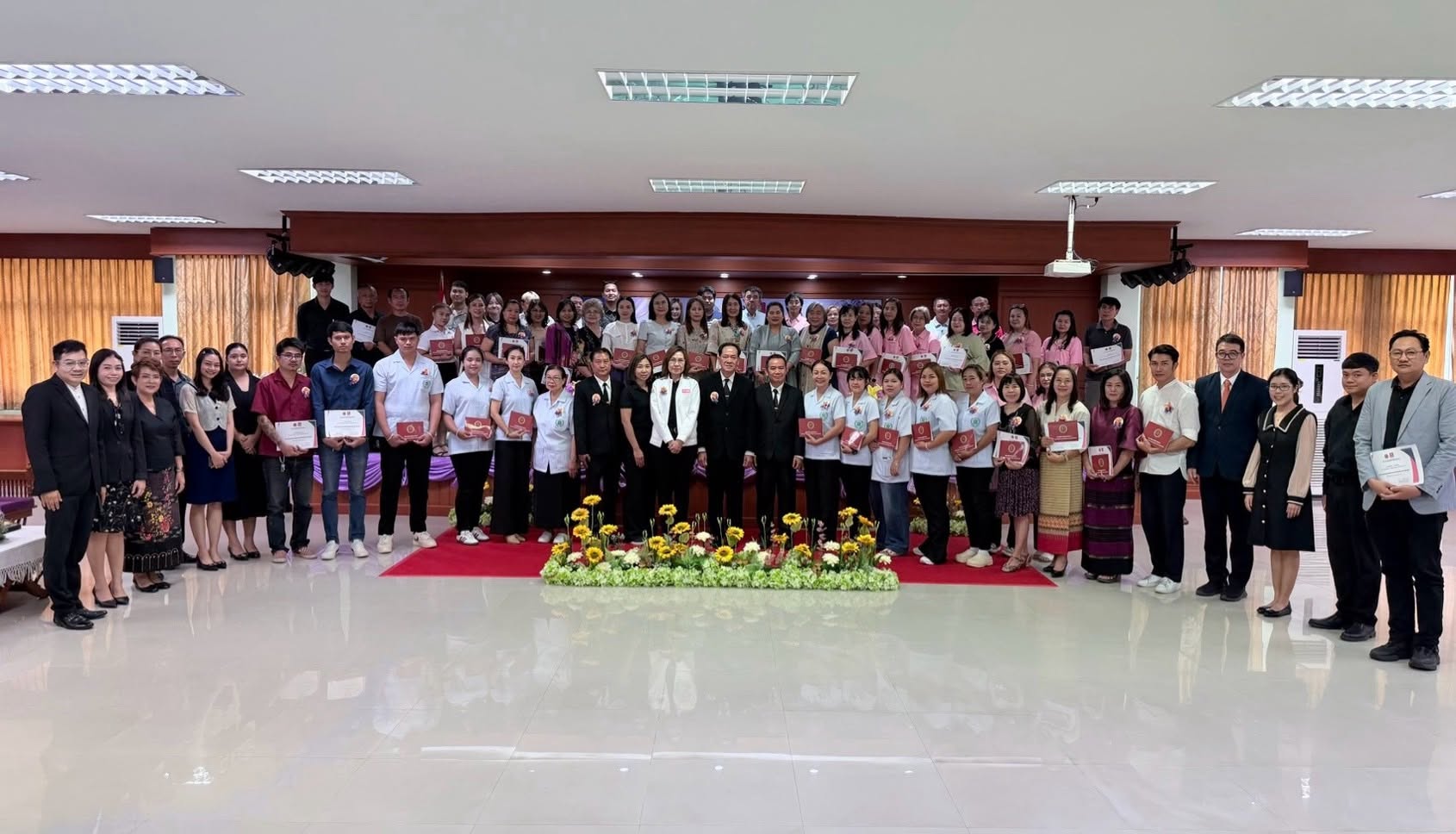 สำเร็จการศึกษา มุ่งมั่นสร้างอนาคต สารพัดช่างลำปางจัดพิธีมอบประกาศนียบัตรผู้ผ่านหลักสูตรวิชาชีพระยะสั้น